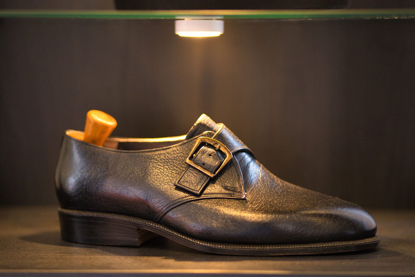 Cognacfarbener Maßschuh, warm ausgeleuchtet im Profil