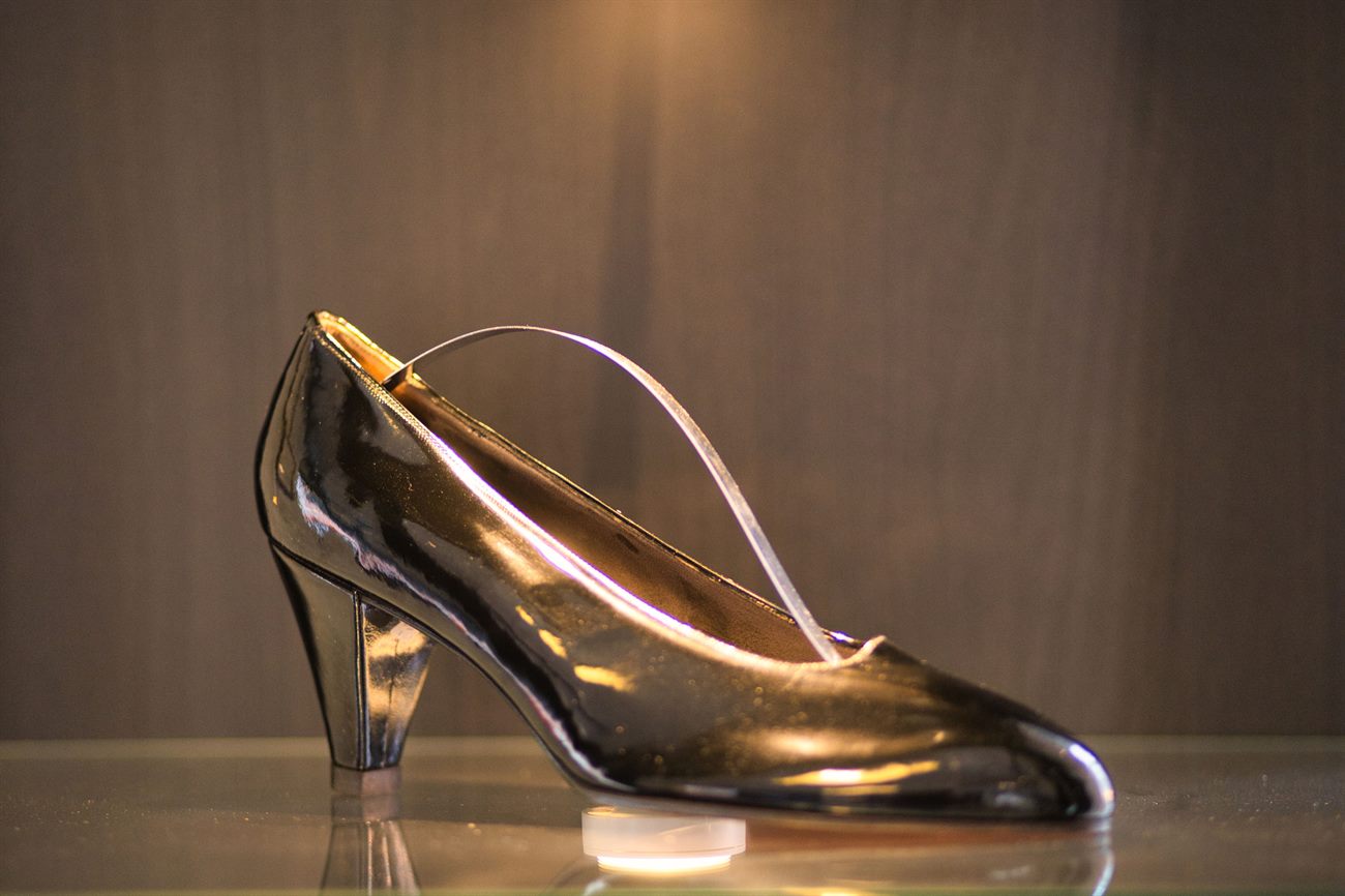 Eleganter silberfarbener Damen-Maßschuh mit feiner Absatzlinie