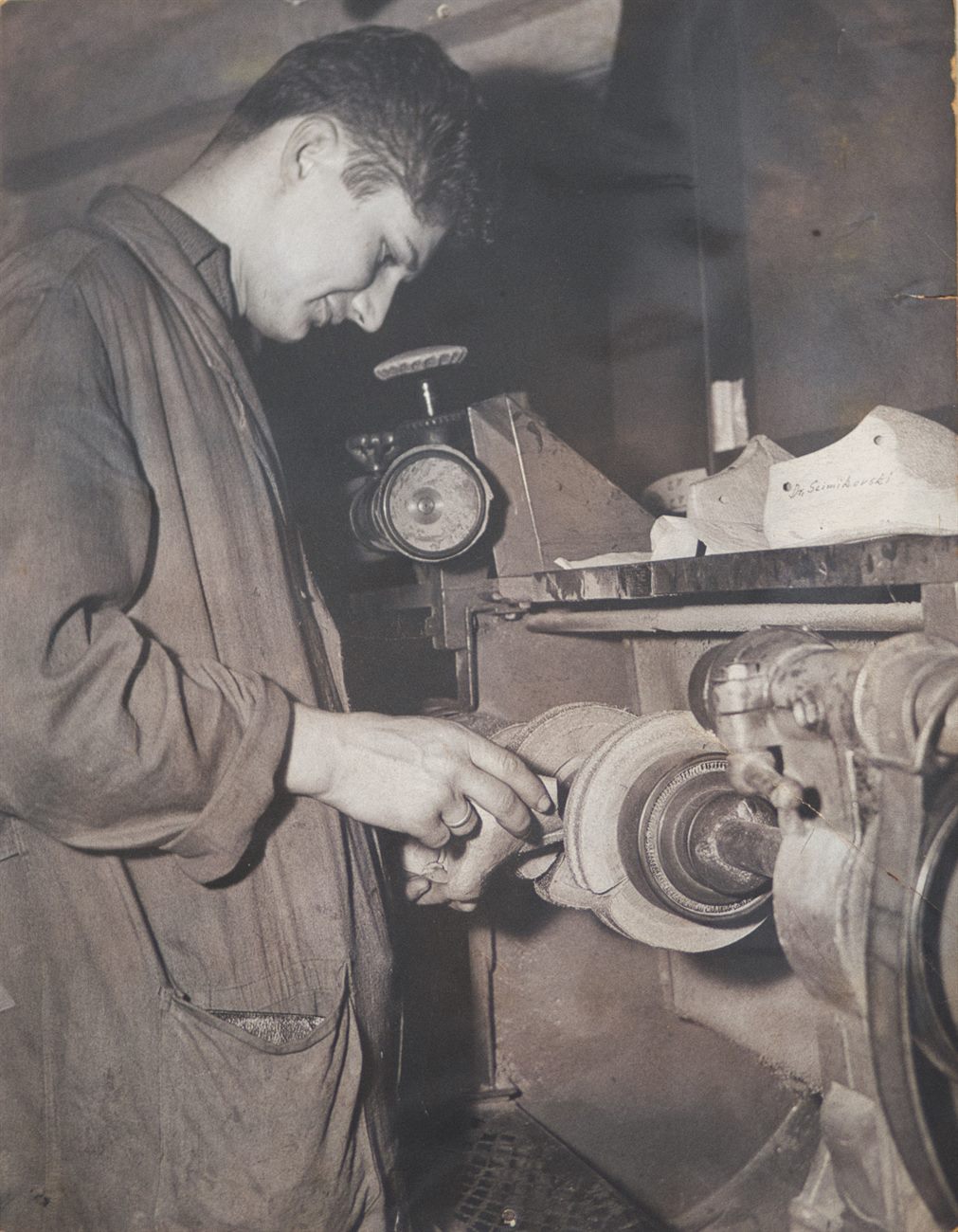 Historische Schwarz-Weiß-Aufnahme eines Schuhmachers an der Maschine in der Werkstatt Höhl