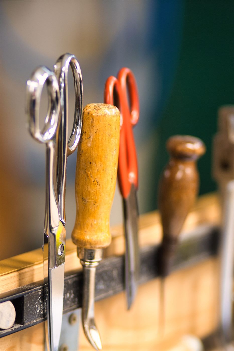 Traditionelles Schuhmacher-Werkzeug an der Werkbank